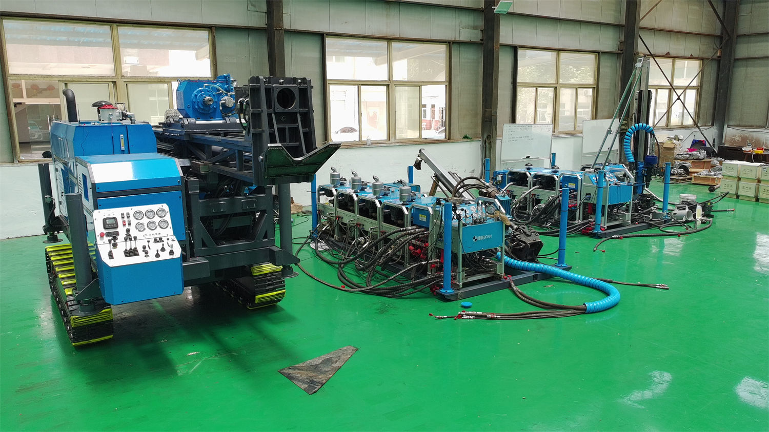 Закупка колонкового бурового станка CR1200I для глубоких скважин 1200 м: как проверить совместимость 150-мм проходного отверстия патрона с системой бурильных труб PQ/NQ?